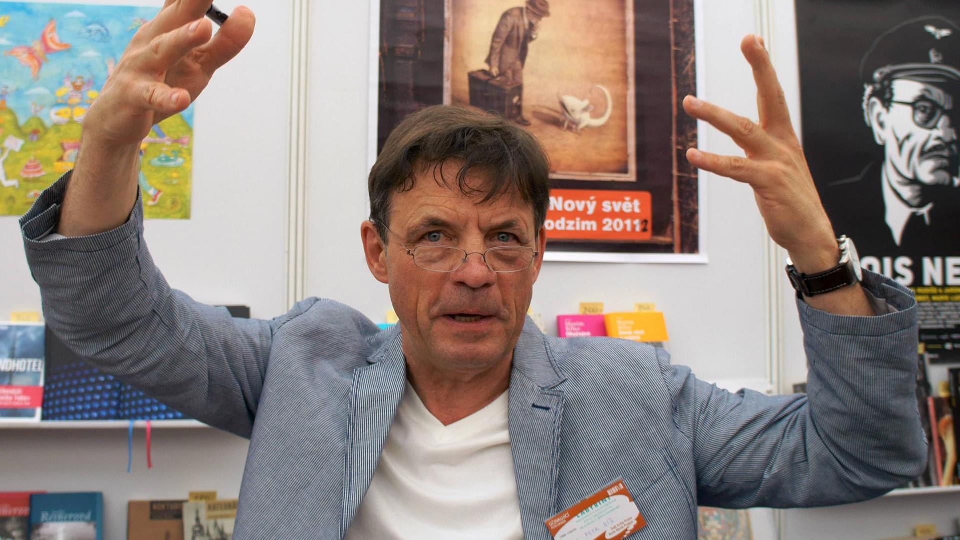 Peter Sís gestikuliert Peter Sís gestikuliert