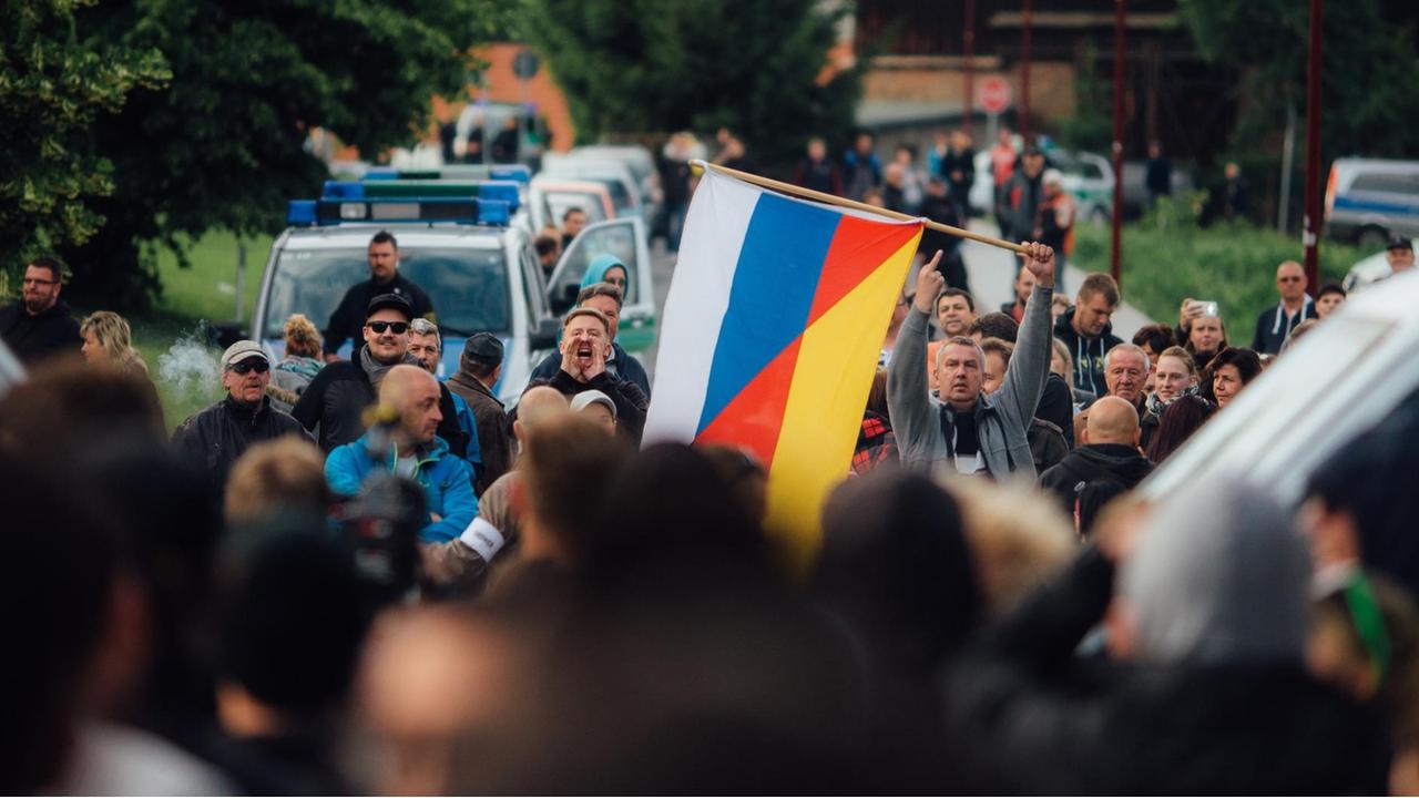 Flüchtlingsgegner protestieren mit einer deutsch-russischen Fahne vor einer Unterkunft von Asylbewerbern in Freital. Flüchtlingsgegner protestieren mit einer deutsch-russischen Fahne vor einer Unterkunft von Asylbewerbern in Freital.