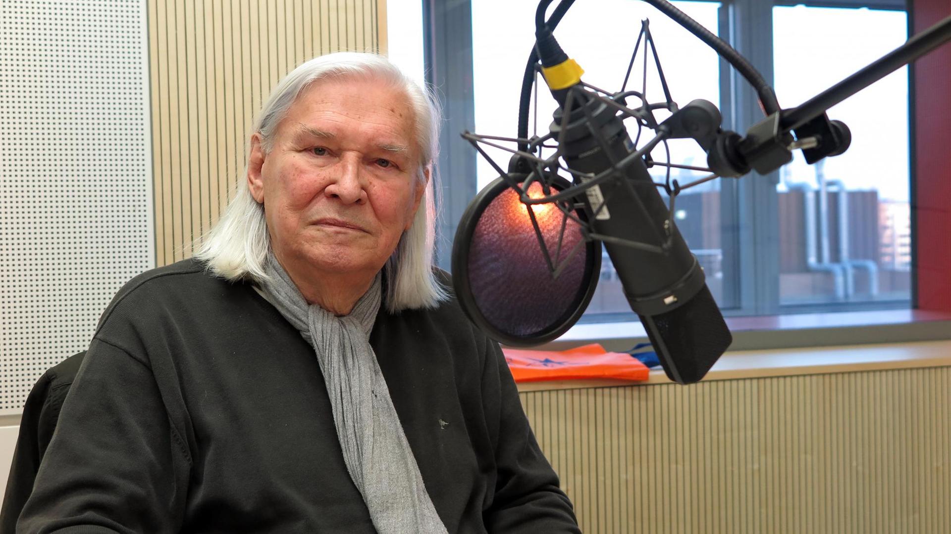 Ein Mann mit grauen, schulterlangen Haaren sitzt im Deutschlandfunk-Studio vor einem Mikrofon. Ein Mann mit grauen, schulterlangen Haaren sitzt im Deutschlandfunk-Studio vor einem Mikrofon.