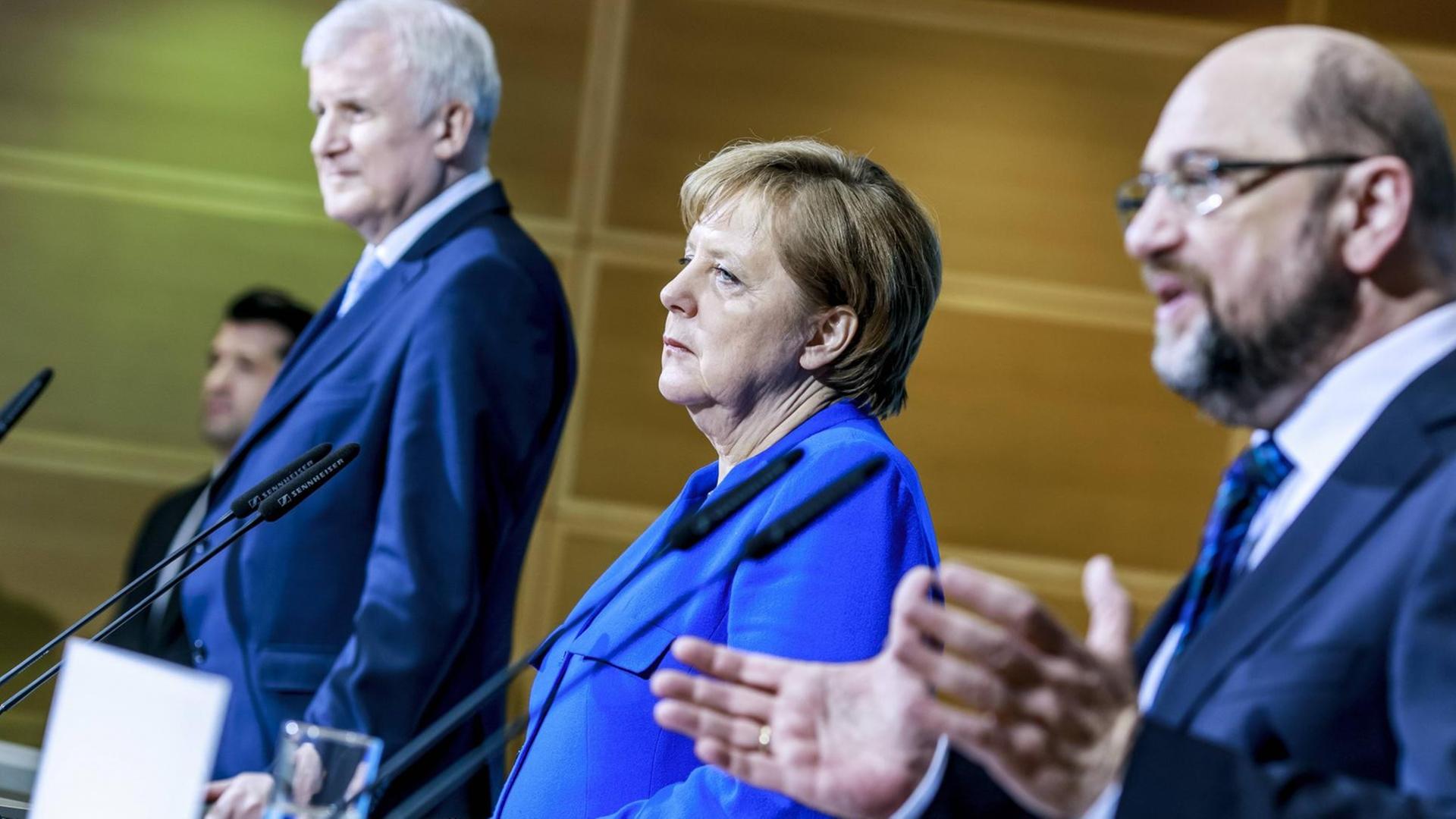 Horst Seehofer, Ministerpraesident von Bayern und CSU Parteivorsitzender, Bundeskanzlerin Angela Merkel, CDU, und Martin Schulz, Parteivorsitzender der SPD, geben im Willy-Brandt-Haus die Ergebnisse der Sondierungsgespraeche bekannt. Berlin, 12.01.2018. Horst Seehofer, Ministerpraesident von Bayern und CSU Parteivorsitzender, Bundeskanzlerin Angela Merkel, CDU, und Martin Schulz, Parteivorsitzender der SPD, geben im Willy-Brandt-Haus die Ergebnisse der Sondierungsgespraeche bekannt. Berlin, 12.01.2018.