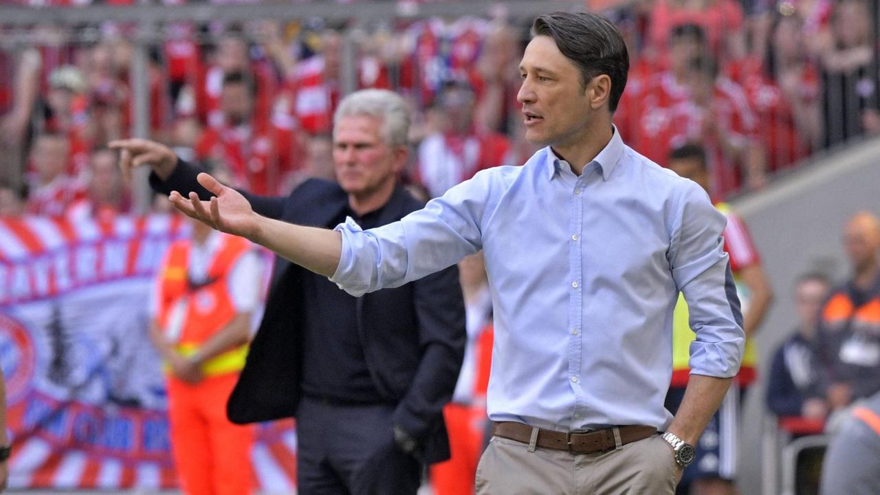 Trainer Niko Kovac (Eintracht Frankfurt), und Trainer Jupp Heynckes (FC Bayern München) coachen ihre Teams am Spielfeldrand. 