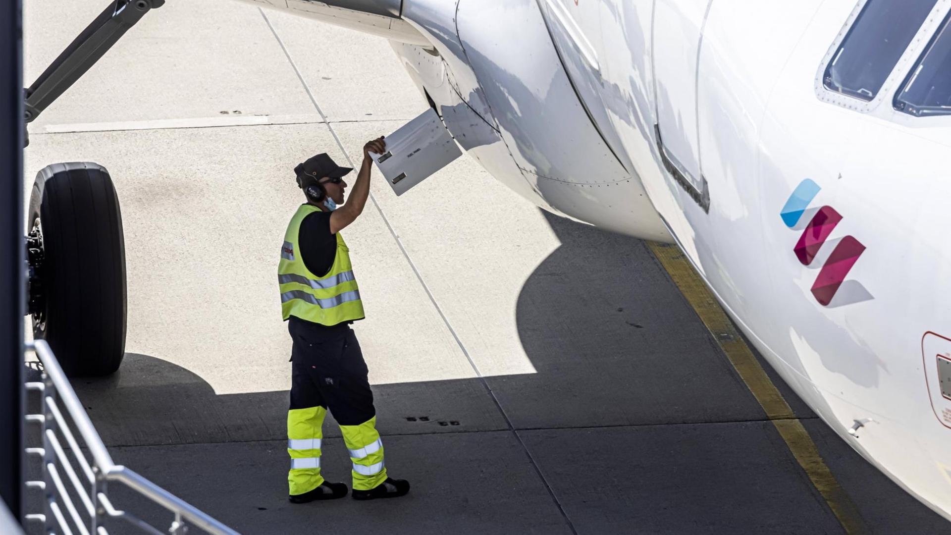 Flughafen Stuttgart: Ein Flugzeug wird betankt Flughafen Stuttgart: Ein Flugzeug wird betankt