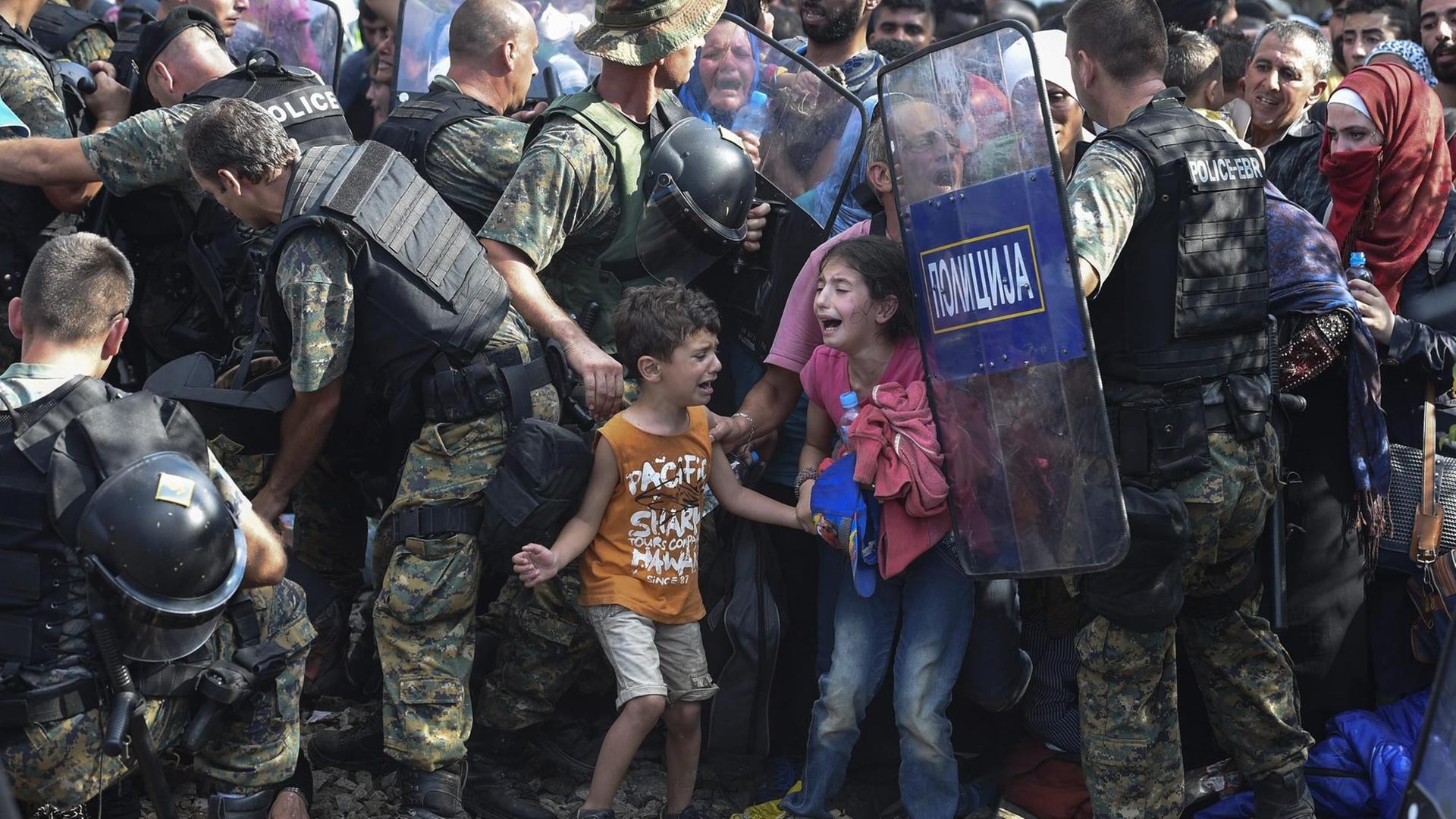 Das UNO-Kinderhilfswerk UNICEF hat das Bild des Fotografen Georgi Licovski als "Bild des Jahres 2015" ausgezeichnet. Das UNO-Kinderhilfswerk UNICEF hat das Bild des Fotografen Georgi Licovski als "Bild des Jahres 2015" ausgezeichnet.