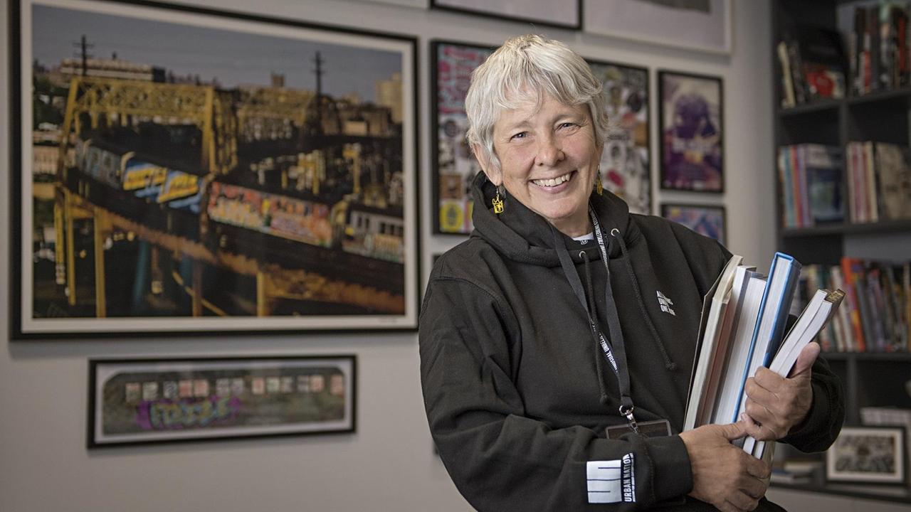 Porträt von Martha Cooper vor Ihren Bildern aus New York. Porträt von Martha Cooper vor Ihren Bildern aus New York.