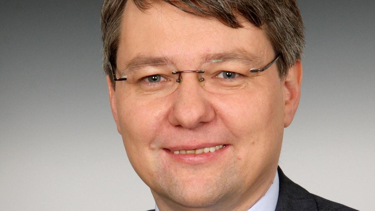 Das Porträt-Bild zeigt Achim Dercks, stellvertretender Hauptgeschäftsführer des Deutschen Industrie- und Handelskammertages auf einem offiziellen Foto des DIHK. Das Porträt-Bild zeigt Achim Dercks, stellvertretender Hauptgeschäftsführer des Deutschen Industrie- und Handelskammertages auf einem offiziellen Foto des DIHK.