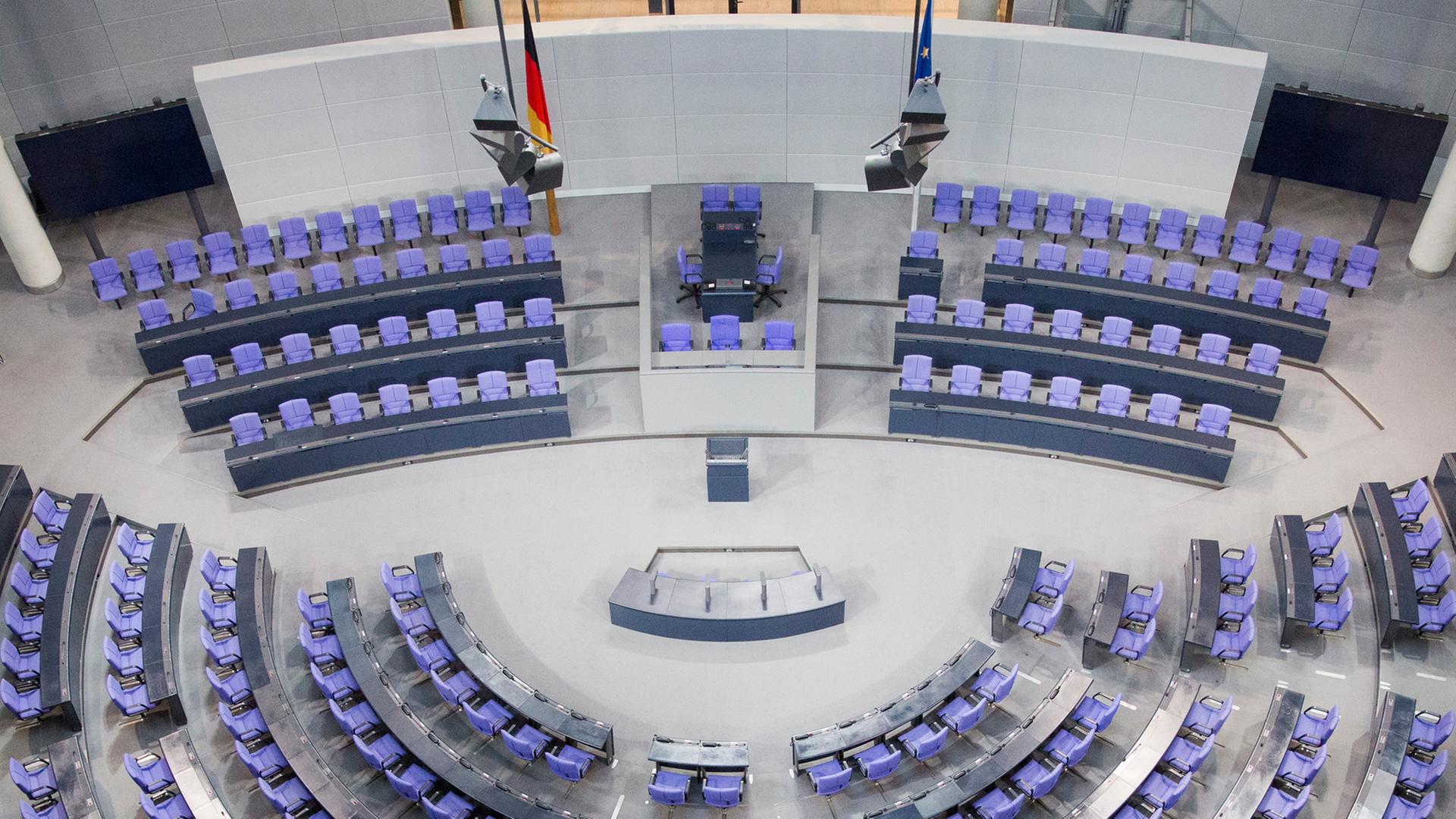 Leere Stühle im Bundestag