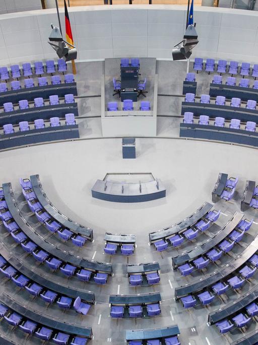 Leere Stühle im Bundestag
