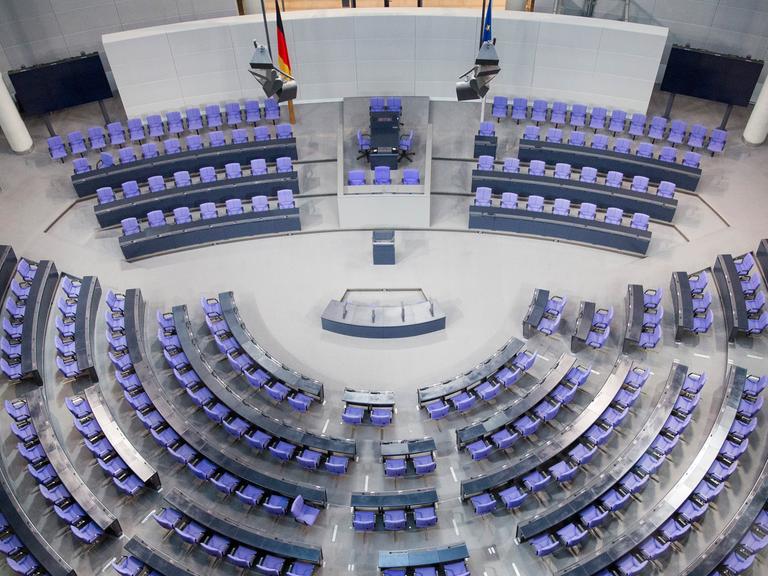 Blick von oben in den leeren Plenarsaal im Bundestag