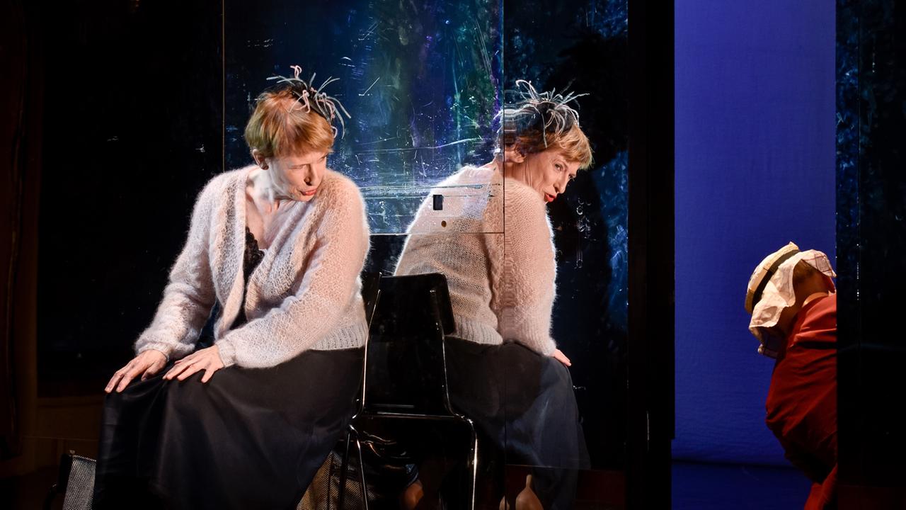 Dagmar Manzel (li.) und Jörg Pose (re.) in Christian Schwochows Inszenierung von Samuel Becketts "Glückliche Tage" im Deutschen Theater Berlin im April 2017 Dagmar Manzel (li.) und Jörg Pose (re.) in Christian Schwochows Inszenierung von Samuel Becketts "Glückliche Tage" im Deutschen Theater Berlin im April 2017
