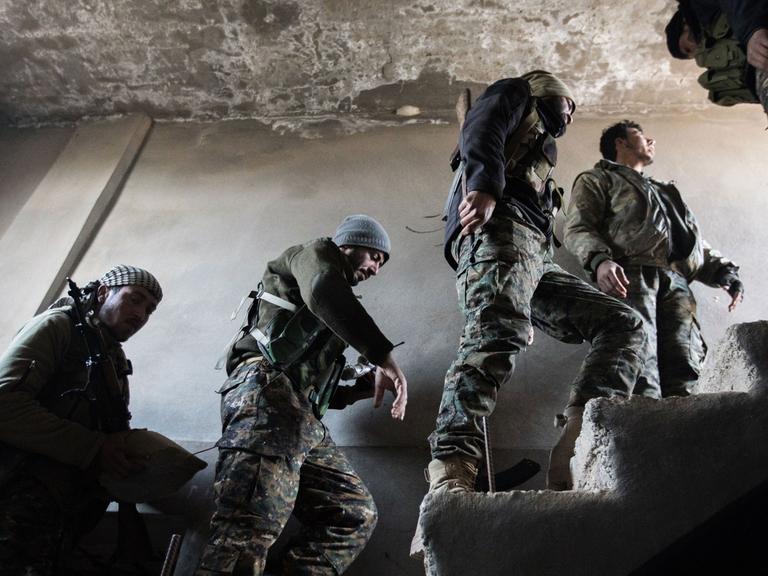 An der Front in Baghouz: Sebastian Backhaus ist als Kriegsfotograf oft ganz dicht dran.