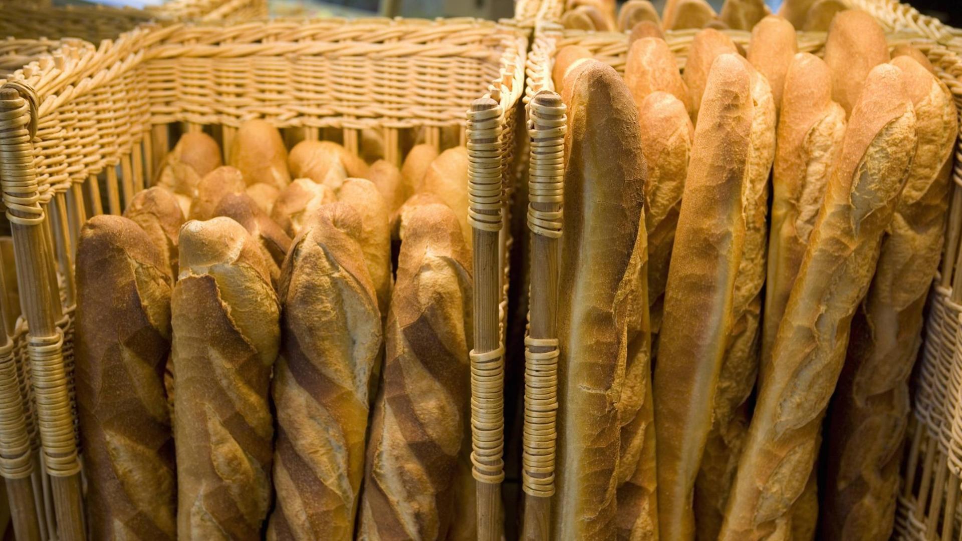 Frische Baguettes in einer französischen Bäckerei