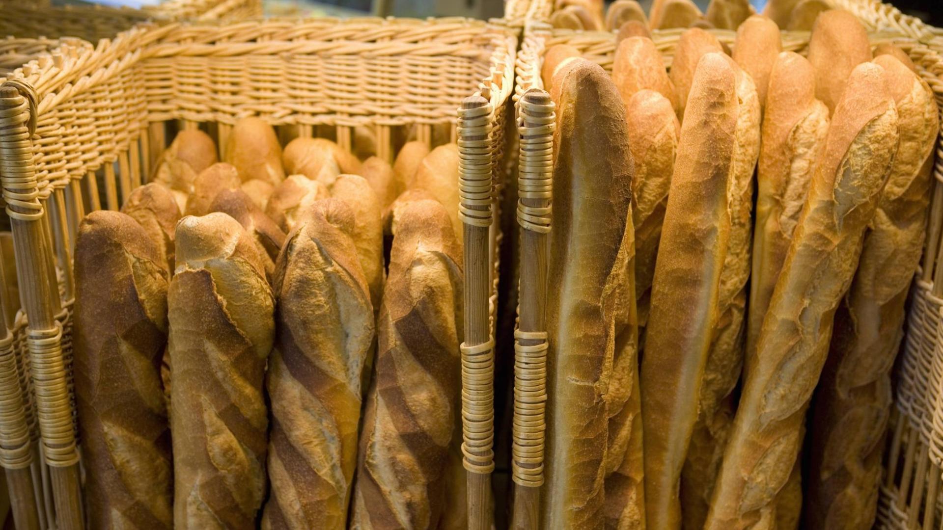 Frische Baguettes in einer französischen Bäckerei Frische Baguettes in einer französischen Bäckerei