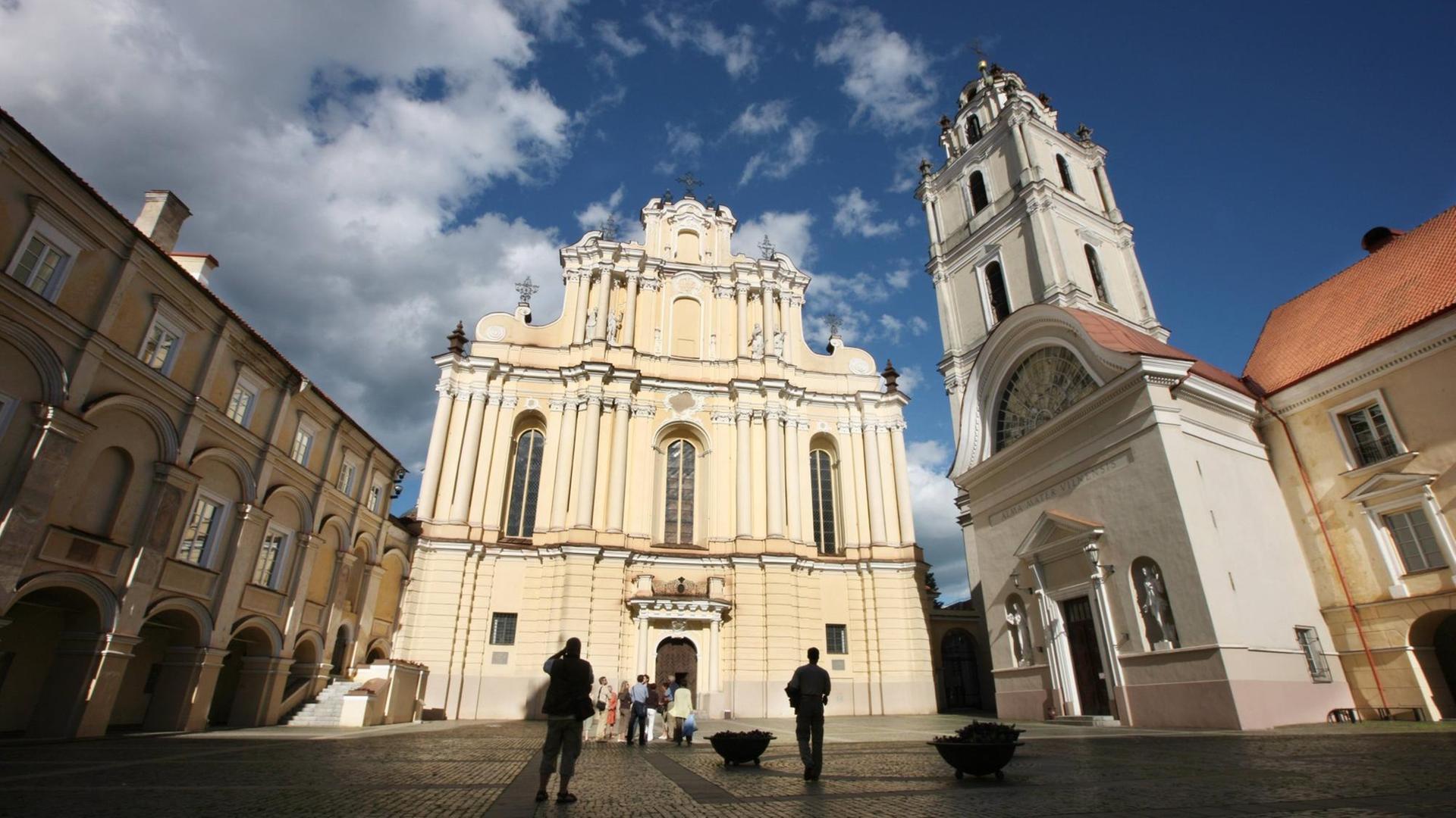 Bildnummer: 52641172 Datum: 29.06.2008 Copyright: imago/Jochen Tack St. Johannis Kirche im Großen Hof der Universität in der Altstadt von Vilnius - Litauen, Gebäude, außen, Außenansicht; 2008, Vilnius, Litauen, Sehenswürdigkeit; , quer, Kbdig, Totale, Kirchen, , Reisen, Europa Bildnummer 52641172 Date 29 06 2008 Copyright Imago Jochen Tack St Johannis Church in grand Yard the University in the Old Town from Vilnius Lithuania Building exterior exterior view 2008 Vilnius Lithuania Landmark horizontal Kbdig long shot Churches Travel Europe Bildnummer: 52641172 Datum: 29.06.2008 Copyright: imago/Jochen Tack St. Johannis Kirche im Großen Hof der Universität in der Altstadt von Vilnius - Litauen, Gebäude, außen, Außenansicht; 2008, Vilnius, Litauen, Sehenswürdigkeit; , quer, Kbdig, Totale, Kirchen, , Reisen, Europa Bildnummer 52641172 Date 29 06 2008 Copyright Imago Jochen Tack St Johannis Church in grand Yard the University in the Old Town from Vilnius Lithuania Building exterior exterior view 2008 Vilnius Lithuania Landmark horizontal Kbdig long shot Churches Travel Europe