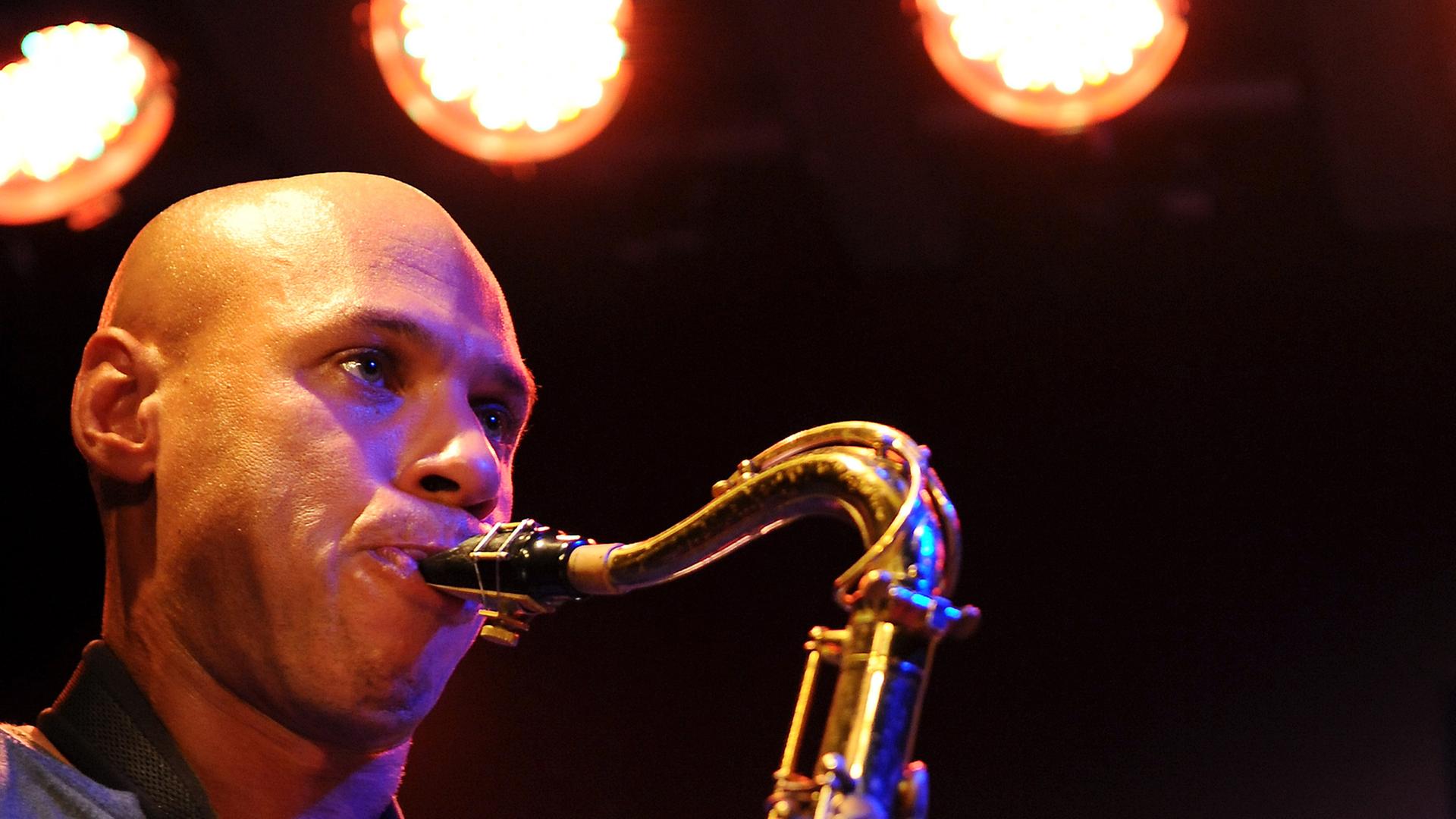 Der Saxofonist Joshua Redman spielt am Donnerstag (16.07.2009) im Stuttgarter Jazz-Club. Der Saxofonist Joshua Redman spielt am Donnerstag (16.07.2009) im Stuttgarter Jazz-Club.