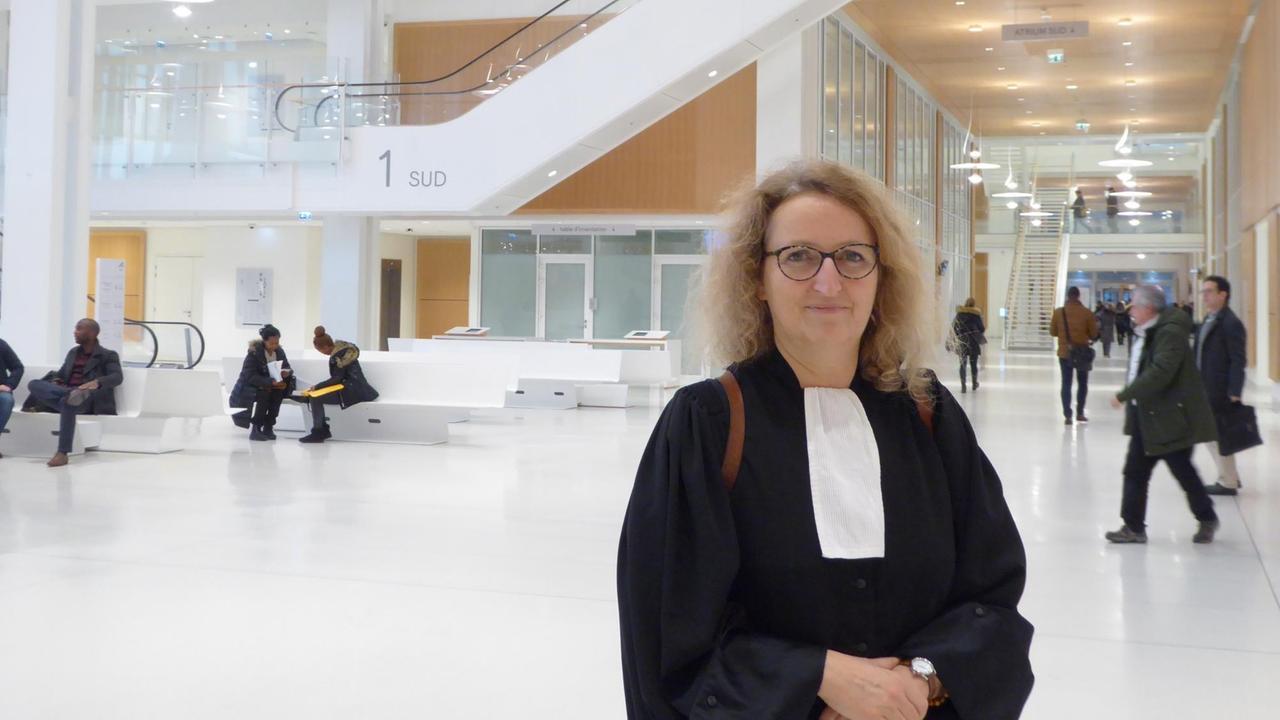 Rechtsanwältin Catherine Delanoë-Daoud vertritt einen Jungen aus Burkina Faso. Aus Verzweiflung hat er sich in dieser Halle vom 4. Stockwerk in die Tiefe gestürzt. Rechtsanwältin Catherine Delanoë-Daoud vertritt einen Jungen aus Burkina Faso. Aus Verzweiflung hat er sich in dieser Halle vom 4. Stockwerk in die Tiefe gestürzt.