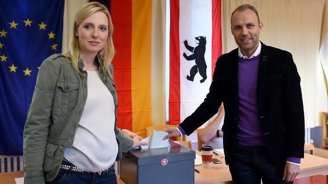 Der Berliner Spitzenkandidat der FDP, Sebastian Czaja und seine Frau Katharina werfen am 18.09.2016 in Berlin ihre Stimmzettel in die Wahlurne.