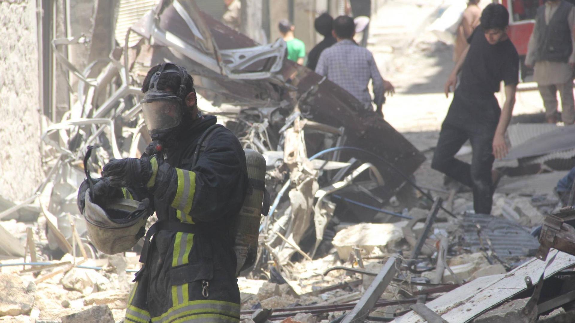 Nach Luftangriffen auf die umkämpfte nordsyrische Stadt Aleppo suchen Rettungskräfte in den Trümmern nach Verletzten. Nach Luftangriffen auf die umkämpfte nordsyrische Stadt Aleppo suchen Rettungskräfte in den Trümmern nach Verletzten.