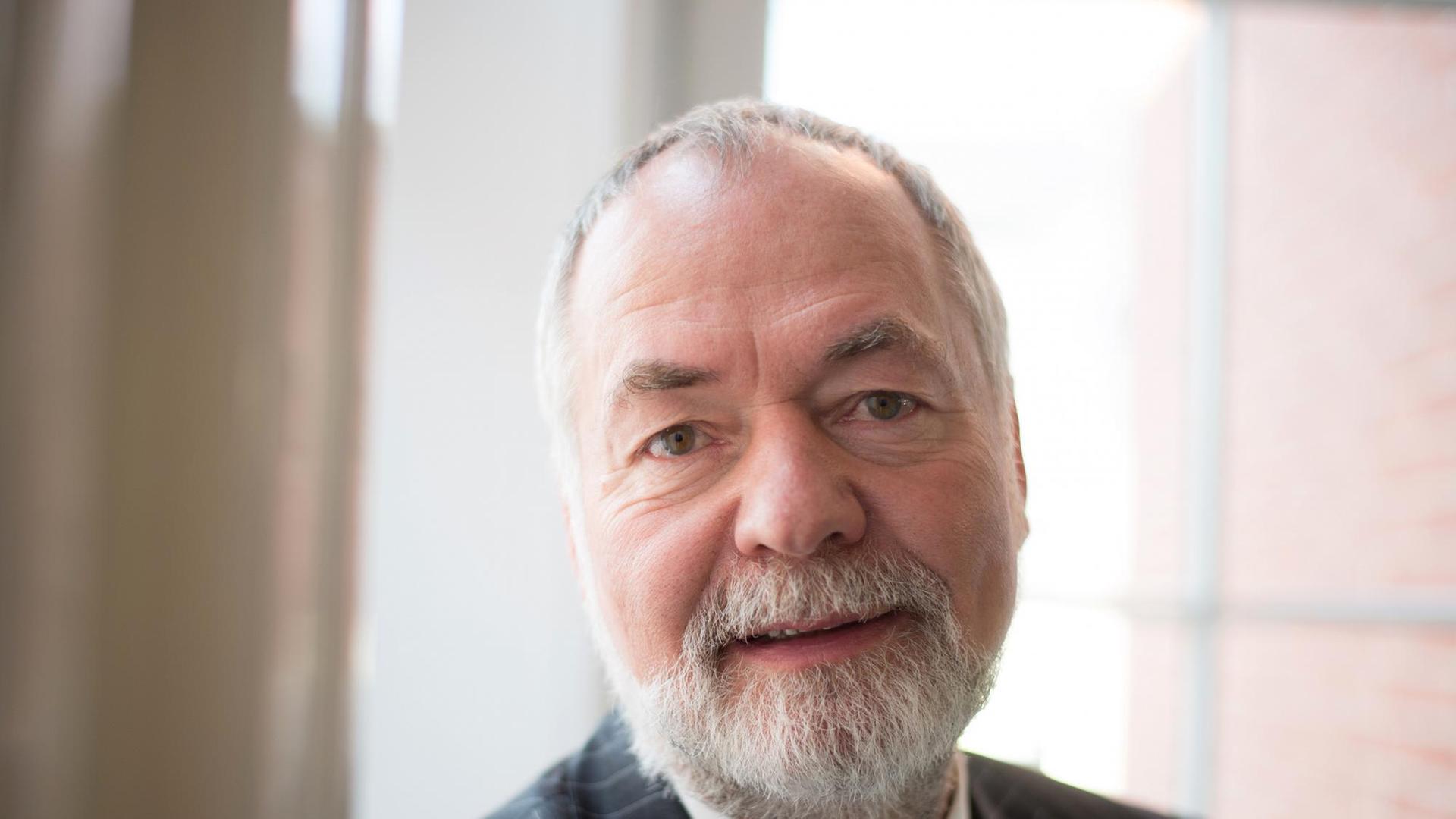 Markus Meckel, Präsident des Volksbundes Deutsche Kriegsgräberfürsorge e.V., steht am 16.03.2016 im Gebäude der Deutschen Nationalstiftung in Hamburg. Der Volksbund Deutsche Kriegsgräberfürsorge erhält den diesjährigen Deutschen Nationalpreis. Wie die Deutsche Nationalstiftung am Mittwoch in Hamburg mitteilte, bekommt der Volksbund die mit 50 000 Euro dotierte Auszeichnung für seine Gedenk-, Bildungs- und Jugendarbeit. Markus Meckel, Präsident des Volksbundes Deutsche Kriegsgräberfürsorge e.V., steht am 16.03.2016 im Gebäude der Deutschen Nationalstiftung in Hamburg. Der Volksbund Deutsche Kriegsgräberfürsorge erhält den diesjährigen Deutschen Nationalpreis. Wie die Deutsche Nationalstiftung am Mittwoch in Hamburg mitteilte, bekommt der Volksbund die mit 50 000 Euro dotierte Auszeichnung für seine Gedenk-, Bildungs- und Jugendarbeit.