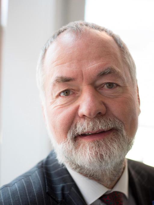 Markus Meckel, Präsident des Volksbundes Deutsche Kriegsgräberfürsorge e.V., steht am 16.03.2016 im Gebäude der Deutschen Nationalstiftung in Hamburg. Der Volksbund Deutsche Kriegsgräberfürsorge erhält den diesjährigen Deutschen Nationalpreis. Wie die Deutsche Nationalstiftung am Mittwoch in Hamburg mitteilte, bekommt der Volksbund die mit 50 000 Euro dotierte Auszeichnung für seine Gedenk-, Bildungs- und Jugendarbeit.