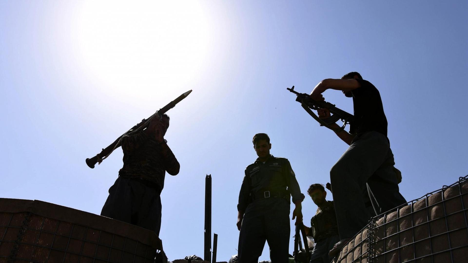 Afghanische Sicherheitskräfte versuchen die Lage in Afghanistan in den Griff zu bekommen. Afghanische Sicherheitskräfte versuchen die Lage in Afghanistan in den Griff zu bekommen.