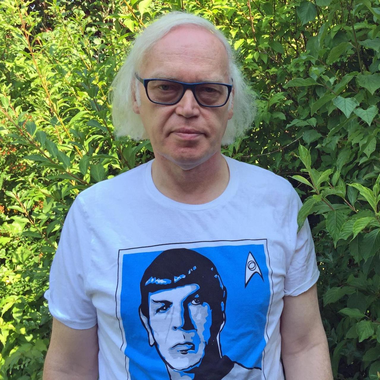Der Jenaer Philosophie-Professor Klaus Vieweg lässt sich am 19.08.2016 in Jena (Thüringen) porträtieren. Vor 50 Jahren flimmerte die Science-Fiction-serie «Star Trek» erstmals über Bildschirme in den USA. In utopischer Kulisse bieten die Abenteuer von Kirk, Spock und Co auch philosophische Exkurse. Foto: Andreas Hummel/dpa (zu dpa «Kirk und Kant - «Star Trek» als Türöffner zur Philosophie» vom 07.09.2016) | Verwendung weltweit Der Jenaer Philosophie-Professor Klaus Vieweg lässt sich am 19.08.2016 in Jena (Thüringen) porträtieren. Vor 50 Jahren flimmerte die Science-Fiction-serie «Star Trek» erstmals über Bildschirme in den USA. In utopischer Kulisse bieten die Abenteuer von Kirk, Spock und Co auch philosophische Exkurse. Foto: Andreas Hummel/dpa (zu dpa «Kirk und Kant - «Star Trek» als Türöffner zur Philosophie» vom 07.09.2016) | Verwendung weltweit