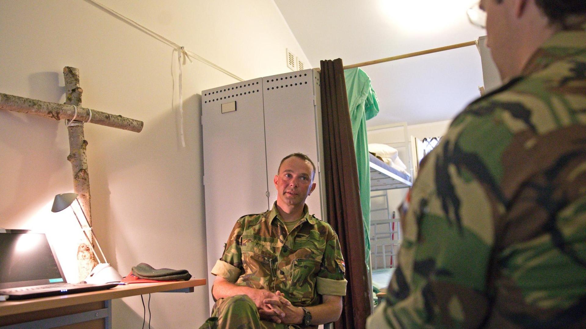 Gert-Jan van Dierendonck im Gespräch mit Soldaten. Seit Anfang des Jahres ist die NATO mit einer Battle Group in Litauen präsent. Militärkaplan in dem multinationalen Corps ist der Holländer Gert-Jan van Dierendonck. Gert-Jan van Dierendonck im Gespräch mit Soldaten. Seit Anfang des Jahres ist die NATO mit einer Battle Group in Litauen präsent. Militärkaplan in dem multinationalen Corps ist der Holländer Gert-Jan van Dierendonck.