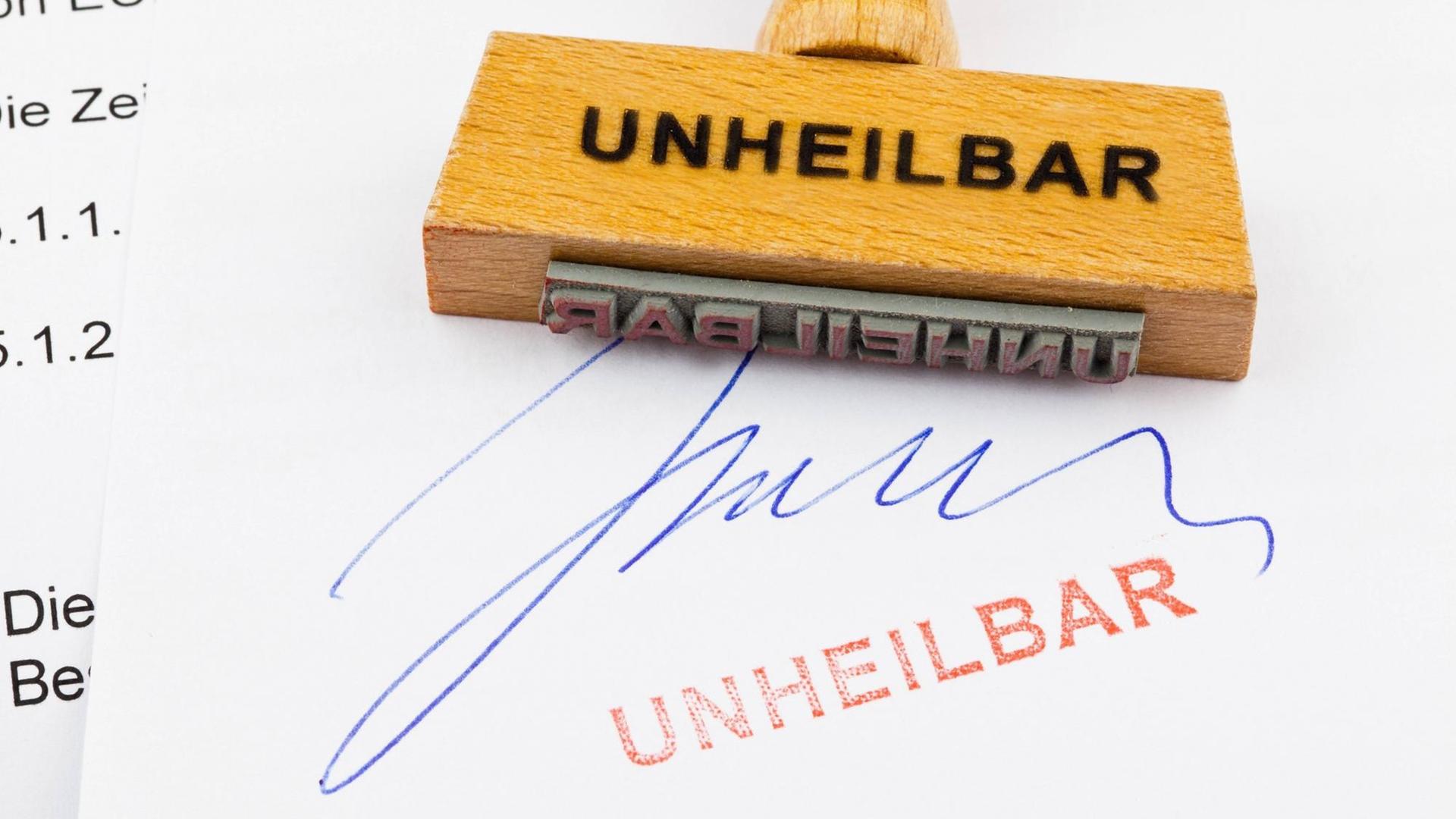 Ein Stempel aus Holz liegt auf einem Dokument. Deutsche Aufschrift: Unheilbar McPBBO McPBBO a Stamp out Wood is on a Document German Inscription cured Ein Stempel aus Holz liegt auf einem Dokument. Deutsche Aufschrift: Unheilbar McPBBO McPBBO a Stamp out Wood is on a Document German Inscription cured