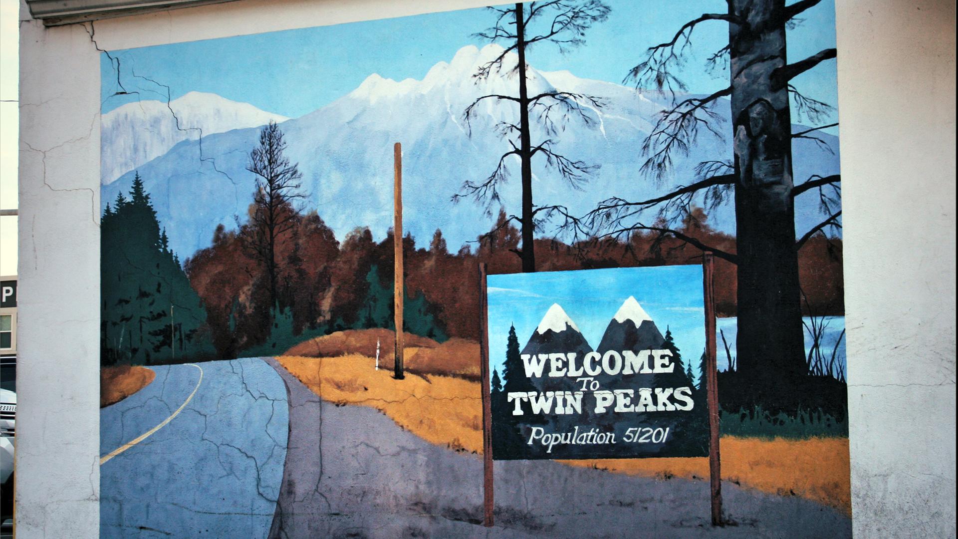 Wandbemalung in einem Café in Twin Peaks mit aufgemaltem Ortsschild Wandbemalung in einem Café in Twin Peaks mit aufgemaltem Ortsschild