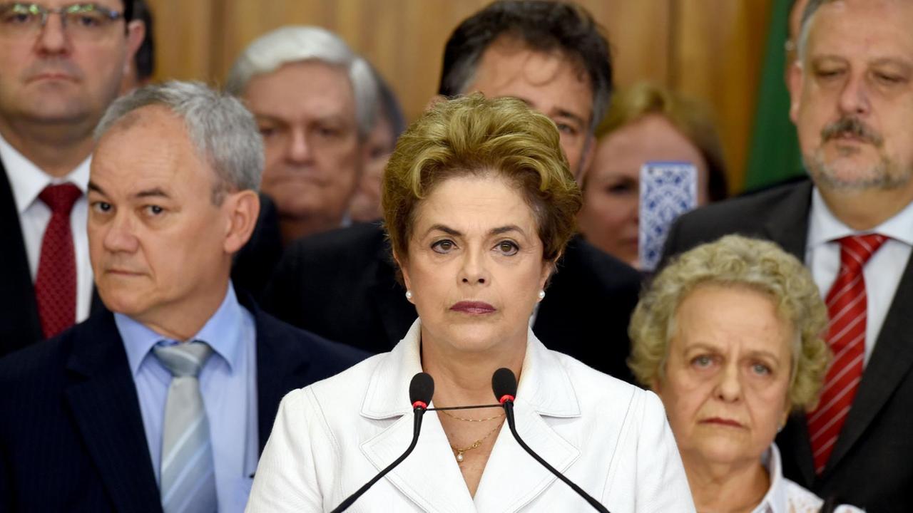 Dilma Rousseff vor Anhängern nach ihrer Suspendierung Dilma Rousseff vor Anhängern nach ihrer Suspendierung