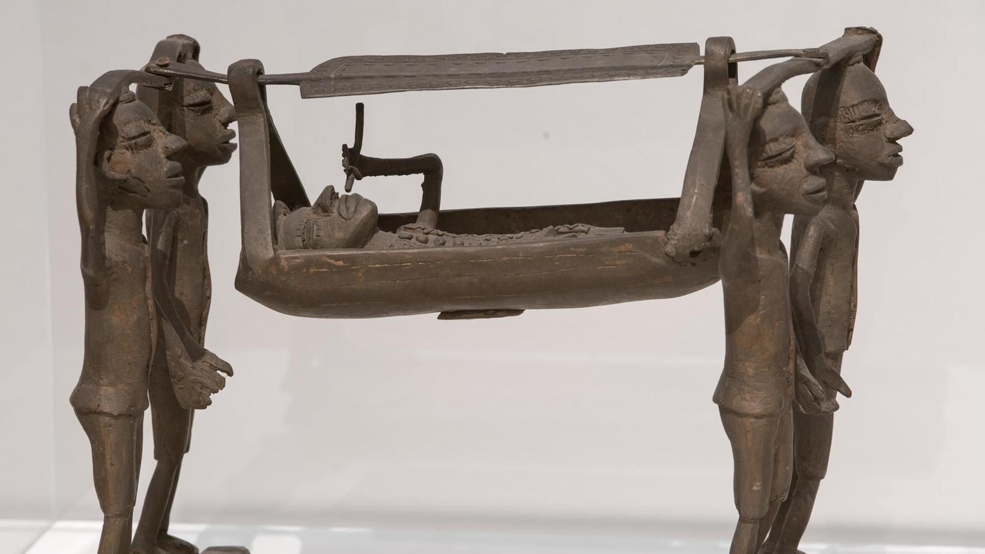 Die Plastik "Sänftenträger mit Pfeife rauchendem Europäer im Tragebett" wurde 2017 in der Sonderausstellung "Der blinde Fleck. Bremen und die Kunst in der Kolonialzeit" in der Kunsthalle Bremen gezeigt. Damit untersuchte erstmals ein deutsches Kunstmuseum seine Geschichte auf die Spuren der Kolonialzeit und die Verflechtungen von Handelsgeschichte, Mäzenatentum und Sammlungsgeschichte. Die Plastik "Sänftenträger mit Pfeife rauchendem Europäer im Tragebett" wurde 2017 in der Sonderausstellung "Der blinde Fleck. Bremen und die Kunst in der Kolonialzeit" in der Kunsthalle Bremen gezeigt. Damit untersuchte erstmals ein deutsches Kunstmuseum seine Geschichte auf die Spuren der Kolonialzeit und die Verflechtungen von Handelsgeschichte, Mäzenatentum und Sammlungsgeschichte.