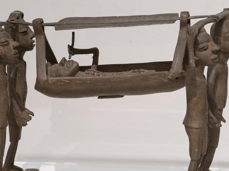 Die Plastik "Sänftenträger mit Pfeife rauchendem Europäer im Tragebett" wurde 2017 in der Sonderausstellung "Der blinde Fleck. Bremen und die Kunst in der Kolonialzeit" in der Kunsthalle Bremen gezeigt. Damit untersuchte erstmals ein deutsches Kunstmuseum seine Geschichte auf die Spuren der Kolonialzeit und die Verflechtungen von Handelsgeschichte, Mäzenatentum und Sammlungsgeschichte.