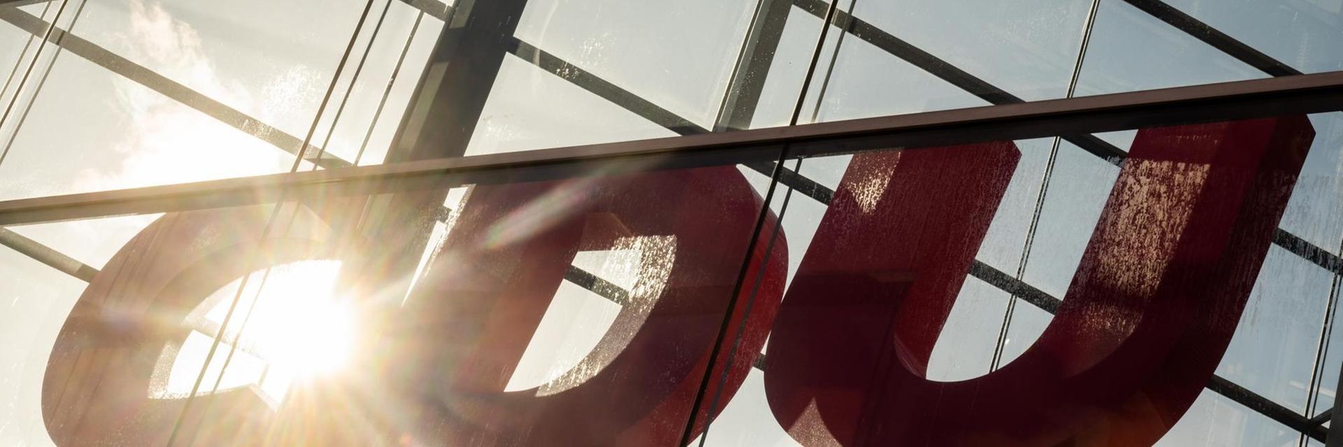 Die Sonne scheint durch das Logo der CDU auf dem Dach vom Konrad-Adenauer-Haus. Die Sonne scheint durch das Logo der CDU auf dem Dach vom Konrad-Adenauer-Haus.