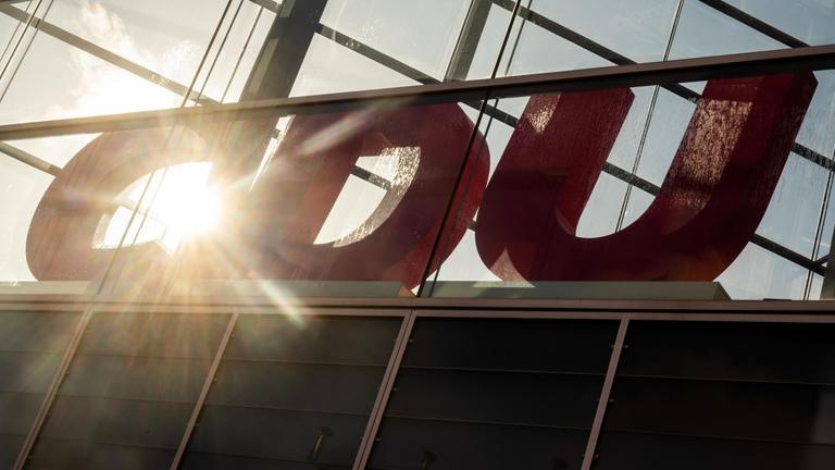 Die Sonne scheint durch das Logo der CDU auf dem Dach vom Konrad-Adenauer-Haus. Die Sonne scheint durch das Logo der CDU auf dem Dach vom Konrad-Adenauer-Haus.