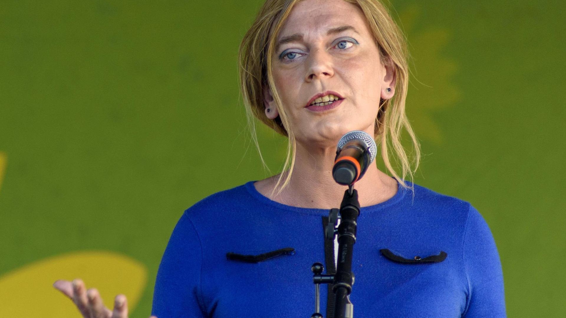 Tessa Ganserer spricht bei einer Wahlkampfveranstaltung der Grünen auf dem Kornmarkt in Nürnberg am 23.09.2021 Tessa Ganserer spricht bei einer Wahlkampfveranstaltung der Grünen auf dem Kornmarkt in Nürnberg am 23.09.2021