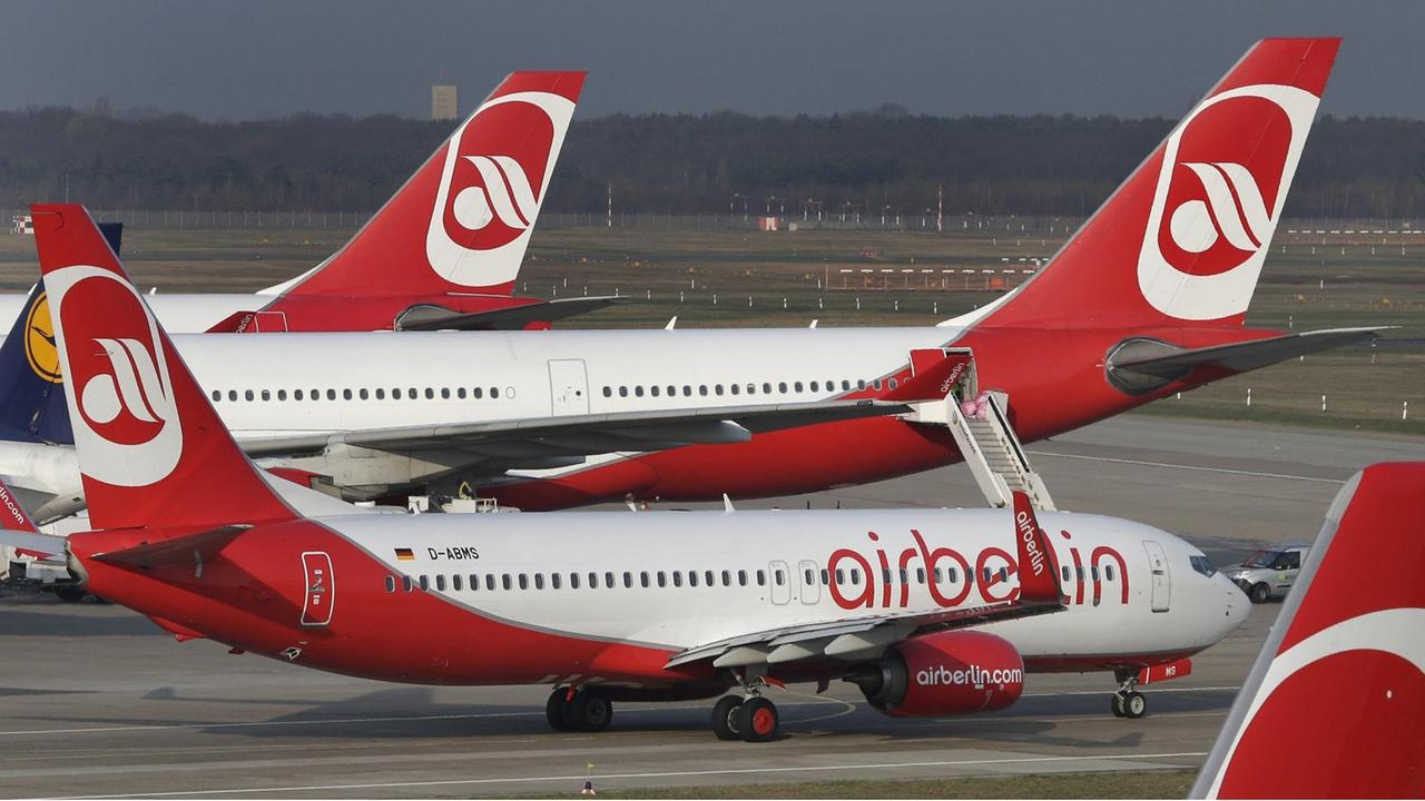 Flugzeuge von Air Berlin auf dem Flughafen Berlin-Tegel. Flugzeuge von Air Berlin auf dem Flughafen Berlin-Tegel.