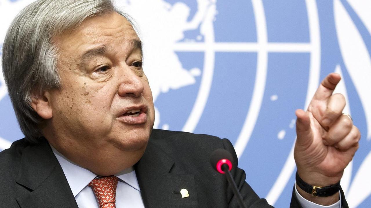Der frühere portugiesische Ministerpräsident Antonio Guterres sitzt in seiner Zeit als UNO-Hochkommissar für Flüchtlinge bei einer Pressekonferenz am 18. Dezember 2015 in Genf (Schweiz). Der frühere portugiesische Ministerpräsident Antonio Guterres sitzt in seiner Zeit als UNO-Hochkommissar für Flüchtlinge bei einer Pressekonferenz am 18. Dezember 2015 in Genf (Schweiz).
