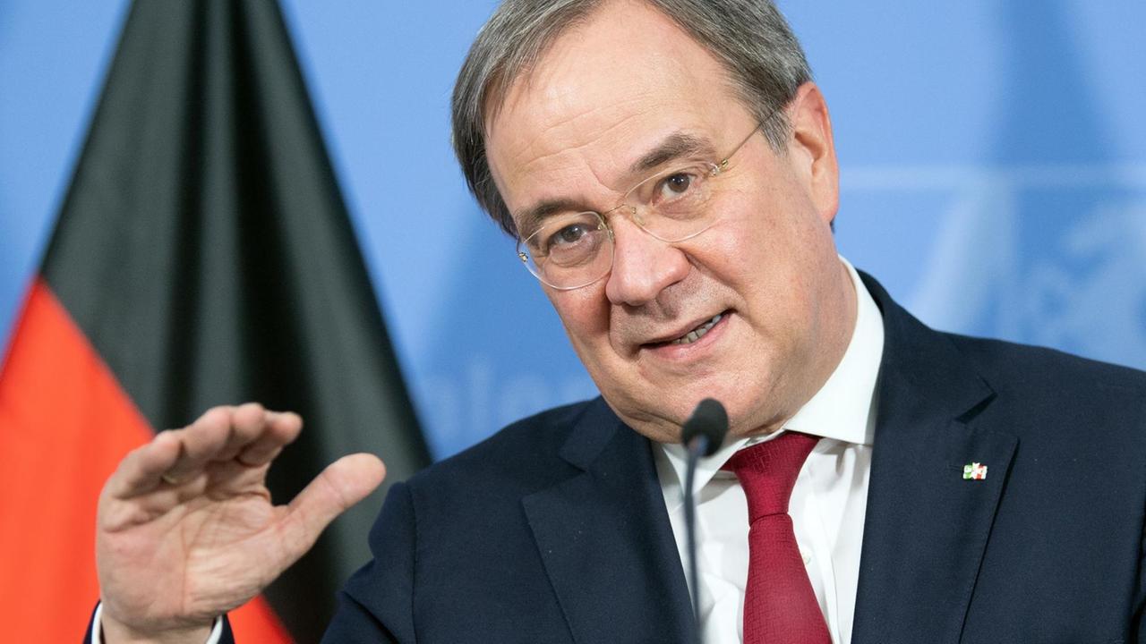 16.11.2020, Nordrhein-Westfalen, Düsseldorf: Armin Laschet (CDU), Ministerpräsident von Nordrhein-Westfalen, spricht während einer Pressekonferenz. Nach den Beratungen von Bundeskanzlerin Merkel mit den Ministerpräsidenten gibt Laschet in einer Pressekonferenz die Ergebnisse für das Land Nordrhein-Westfalen bekannt. Foto: Federico Gambarini/dpa | Verwendung weltweit 16.11.2020, Nordrhein-Westfalen, Düsseldorf: Armin Laschet (CDU), Ministerpräsident von Nordrhein-Westfalen, spricht während einer Pressekonferenz. Nach den Beratungen von Bundeskanzlerin Merkel mit den Ministerpräsidenten gibt Laschet in einer Pressekonferenz die Ergebnisse für das Land Nordrhein-Westfalen bekannt. Foto: Federico Gambarini/dpa | Verwendung weltweit