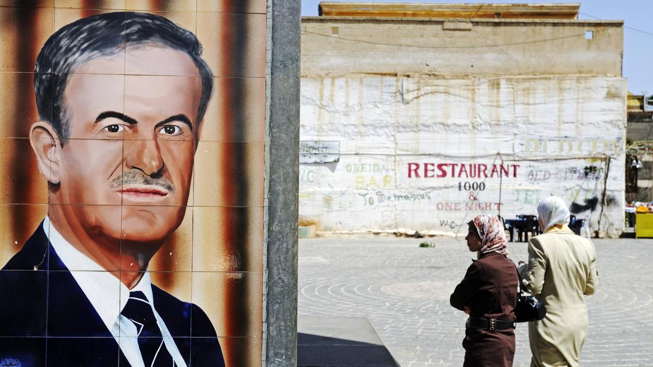 Bildnummer: 53781357 Datum: 12.04.2009 Copyright: imago/imagebroker Kacheln mit Portrait, einstiger Präsident Hafiz al Assad, und Frauen mit Kopftuch, Bosra, Syrien, Asien Reisen Land Leute kbdig xkg 2009 quer Highlight al am Asien Assad außen Außenaufnahme aussen Aussenaufnahme Aussenaufnahmen bei Bosra draußen draussen ehemalig ehemalige ehemaliger ehemaliges ehemals einstiger Fliese Fliesen Frauen Hafiz Köpfe Kachel Kacheln Koepfe Kopf Kopftuch Leute Mensch Menschen mit Naher Nahost Nahosten Osten Person Personen Politik Politiker politisch politische politischer politisches Porträt Porträts Portraet Portraets Portrait Portraits Präsident Präsidenten Praesident Praesidenten Südwestasien Suedwestasien Syrien syrisch syrische syrischer syrisches Tag Tage Tageslicht tagsüber tagsueber und Vorderasien Westasien Bildnummer 53781357 Date 12 04 2009 Copyright Imago image broker Tiles with Portrait former President Hafiz Al Assad and Women with Headscarf Bosra Syria Asia Travel Country People Kbdig xkg 2009 horizontal Highlight Al at Asia Assad exterior Outside view exterior Outside view Outside at Bosra outside outside former former former former former former Tile Tiles Women Hafiz Heads Tile Tiles Heads Head Headscarf People Man People with Middle The Middle East Middle East East Person People politics Politicians politically political political political one Portrait Portraits Portrait Portraits Portrait Portraits President President President Presidents South West Asia Suedwestasien Syria Syrian Syrian Syrian Syrian Day Days Daylight during the day during daytime and Asia Western Asia