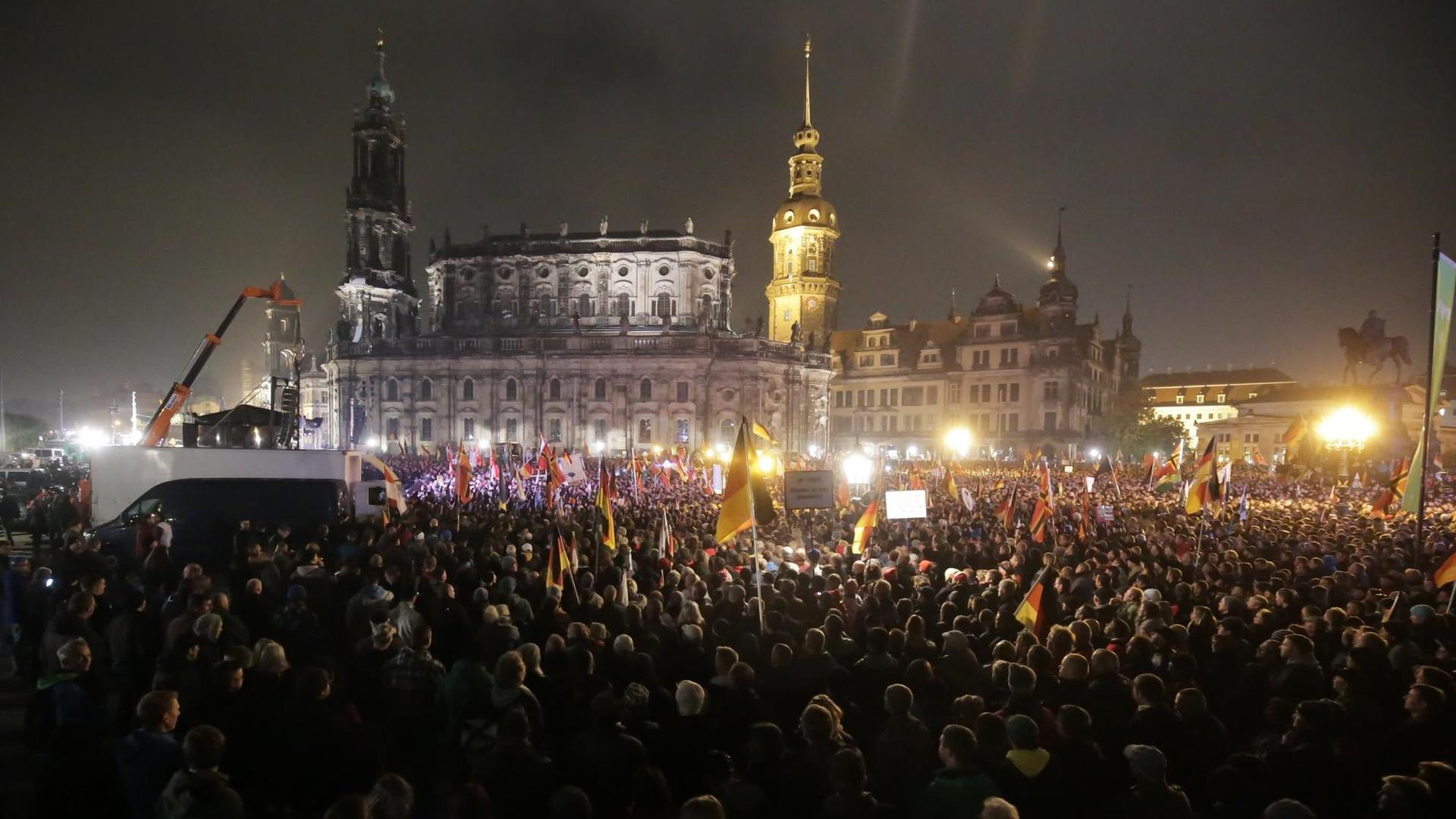 Pegida-Demonstranten haben sich am 19.10.2015 in Dresden (Sachsen) versammelt. Pegida-Demonstranten haben sich am 19.10.2015 in Dresden (Sachsen) versammelt.