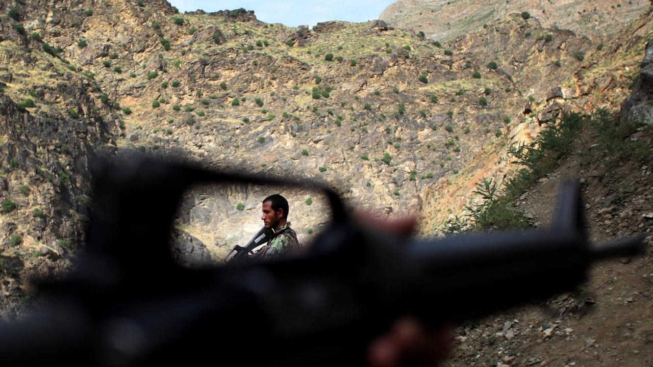 Afghanische Soldaten stehen Wache an einem Armeekontrollpunkt in Kabul, der Hauptstadt Afghanistans.