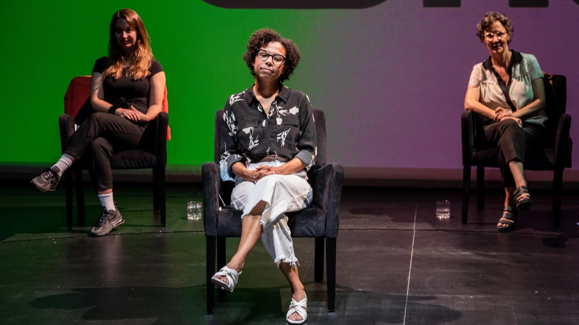 21.08.2020, Nordrhein-Westfalen, Dortmund: Julia Wissert (M), neue Intendantin Theater Dortmund, sitzt vor Dramaturgin Hannah Saar (l) und Sabine Reich, Stellvertretende Intendantin und Chefdramaturgin Theater Dortmund, im Theater Dortmund bei einer Pressekoferenz. Foto: Bernd Thissen/dpa | Verwendung weltweit 21.08.2020, Nordrhein-Westfalen, Dortmund: Julia Wissert (M), neue Intendantin Theater Dortmund, sitzt vor Dramaturgin Hannah Saar (l) und Sabine Reich, Stellvertretende Intendantin und Chefdramaturgin Theater Dortmund, im Theater Dortmund bei einer Pressekoferenz. Foto: Bernd Thissen/dpa | Verwendung weltweit