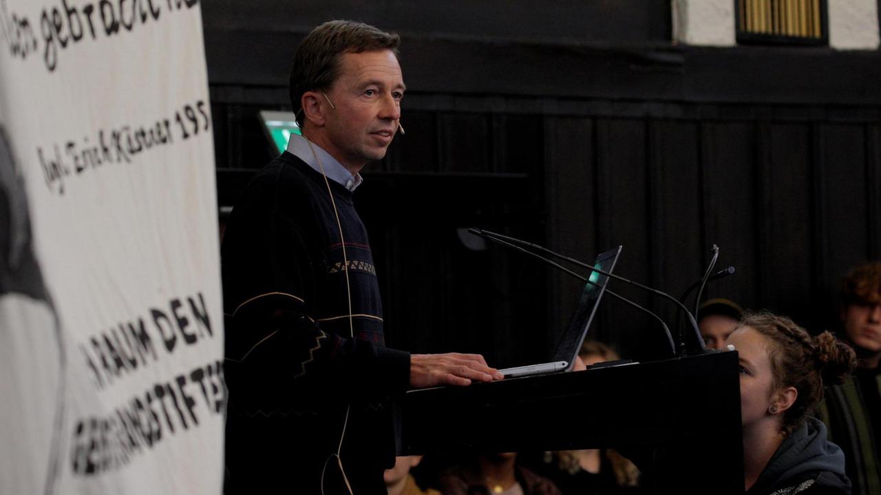 Bernd Lucke steht in einem Hörsaal der Universität Hamburg, um seine Antrittsvorlesung zum Thema Makroökonomik zu halten. Diese wird von Demonstranten verhindert. Bernd Lucke steht in einem Hörsaal der Universität Hamburg, um seine Antrittsvorlesung zum Thema Makroökonomik zu halten. Diese wird von Demonstranten verhindert.