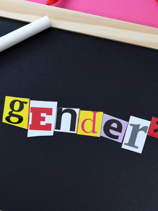Schriftzug Gender* auf einer Schreibtafel,