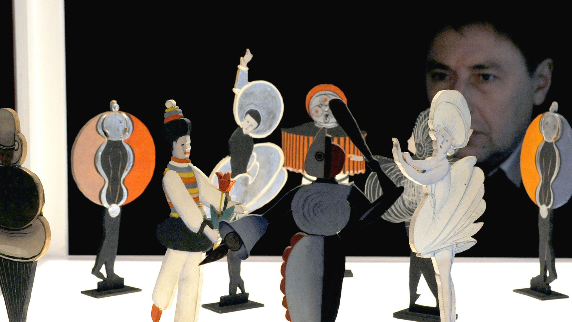 "10 Figuren zum Triadischen Ballett" von Oskar Schlemmer (1888-1943), hier 2009 ausgestellt im Museum Würth in Künzelsau. "10 Figuren zum Triadischen Ballett" von Oskar Schlemmer (1888-1943), hier 2009 ausgestellt im Museum Würth in Künzelsau.