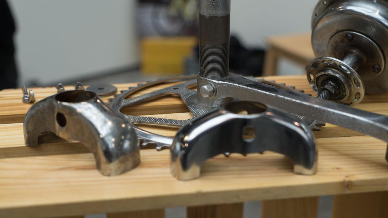 Verschiedene Fahrradteile vor und nach der Aufbereitung Verschiedene Fahrradteile vor und nach der Aufbereitung