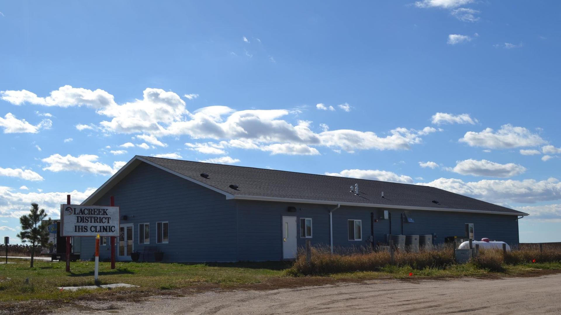 Ein schlichtes Holzhaus - die IHS Klinik von Martin in South Dakota