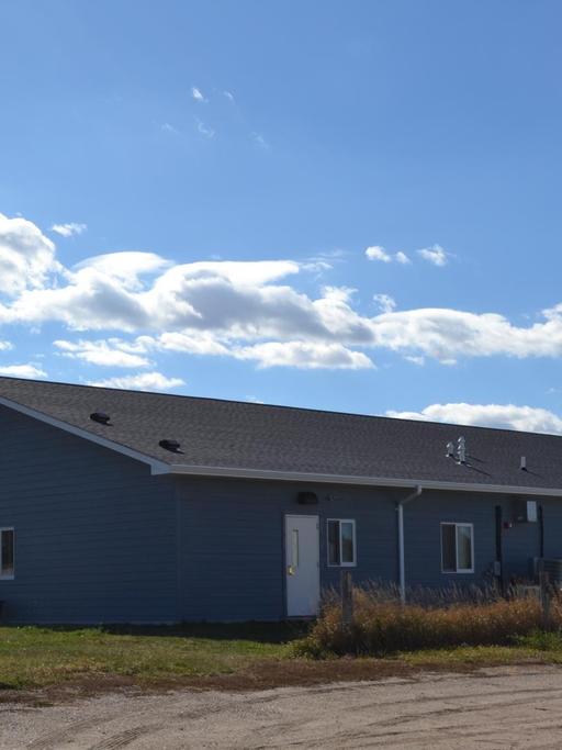 Ein schlichtes Holzhaus - die IHS Klinik von Martin in South Dakota