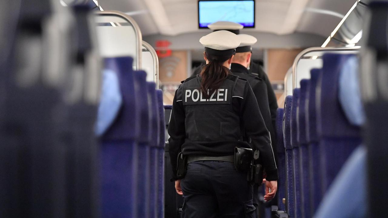 Bundespolizisten kontrollieren im ICE 602 von München nach Hamburg die Einhaltung der Hygieneregeln, insbesondere das Tragen einer Nase-Mund-Bedeckung. Laut Bahn laufen bundesweit regelmäßig Präventions- und Kontrollaktionen in Zügen und Bahnhöfen mit Unterstützung der Bundespolizei.
