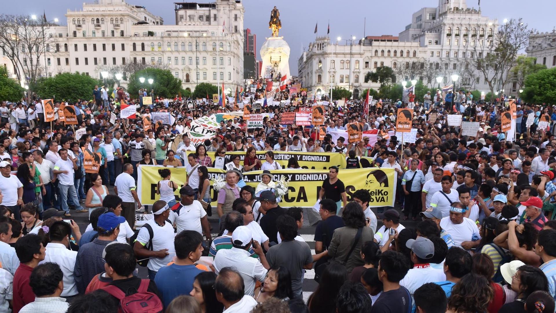 In Peru demonstrieren viele Menschen gegen die Präsidentschaftskandidatin Fujimori. In Peru demonstrieren viele Menschen gegen die Präsidentschaftskandidatin Fujimori.
