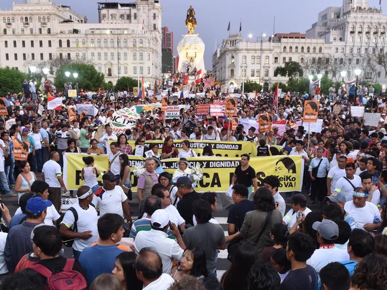 In Peru demonstrieren viele Menschen gegen die Präsidentschaftskandidatin Fujimori.